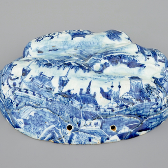 Un ornement de suspension ou couvercle en forme de noyer en porcelaine de Chine bleu et blanc, 18ème