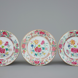 Een set van 3 Chinese famille rose borden met floraal decor, 18e eeuw