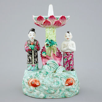 Een Chinese figuratieve famille rose kaarsenhouder, 19e eeuw