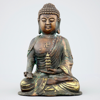 Un modèle de Bouddha assis en bronze doré sino-tibetain, 19ème