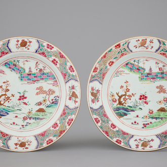 Een paar Chinese famille rose schotels met landschappen, 18e eeuw