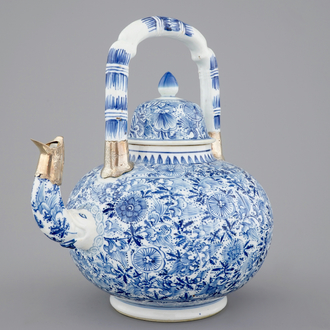 Une grande théière en porcelaine de Chine bleu et blanc, montée en argent, Kangxi