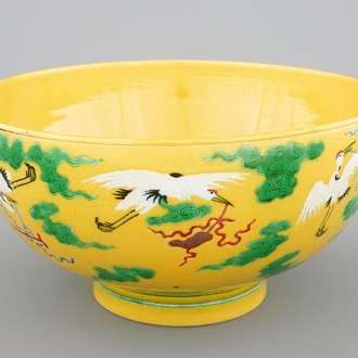 Un grand bol en porcelaine de Chine à décor de grues sur un fond jaune, 19/20ème