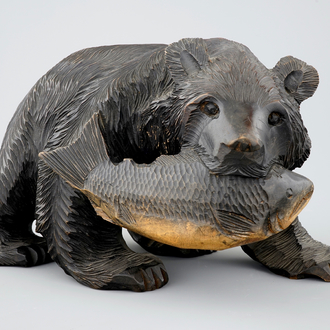 Un ours en bois sculpté et patiné, peuple Aïnou, Japon, début du 20ème