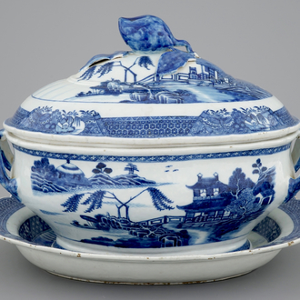 Een Chinese blauw-witte export porseleinen terrine op onderschaal, Qianlong, 18e eeuw