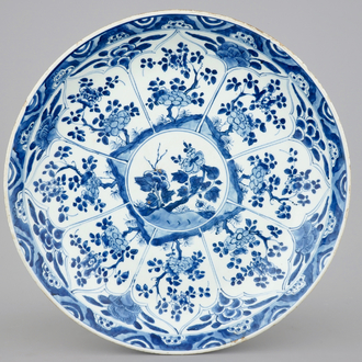Een blauw-witte Chinese schotel met floraal decor, Kangxi