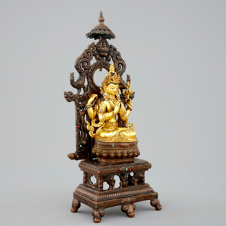 Une figure de Shadakshari Lokeshvara sur un trône en bronze doré sino-tibetan, 19ème