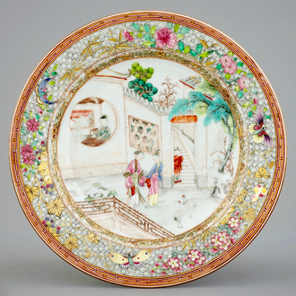 Une belle assiette en porcelaine de Chine aux papillons sur l'aile, Yongzheng, 1723-1735