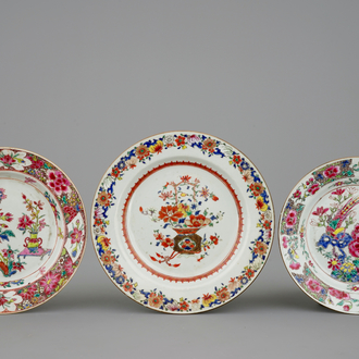 Un lot de 3 assiettes en porcelaine de Chine famille rose, Yongzheng/Qianlong, 18ème