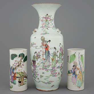 Un grand vase en porcelaine de Chine et deux porte-chapeaux en porcelaine de Chine famille rose, 19/20ème