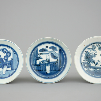 Drie Japanse blauw-witte Arita borden, 17/18e eeuw