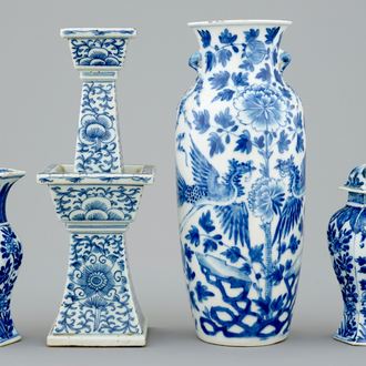 A lot of 4 various Chinese blue and white vases, 18/19th C.