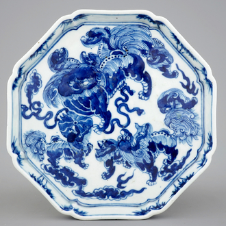 A Chinese octagonal blue and white dish with foo dogs, 19th C.