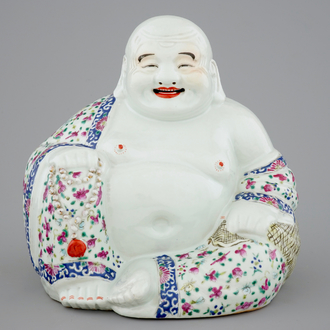 A large Chinese famille rose porcelain Buddha, 19/20th C.