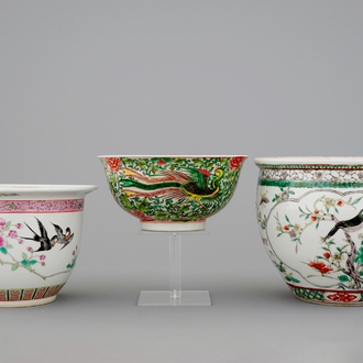 Deux jardinières en porcelaine de Chine famille rose-verte et un bol wucai, 19/20ème