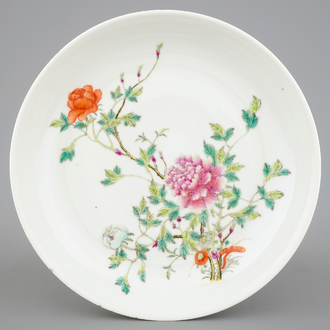 Une assiette en porcelaine de Chine famille rose aux chrysanthèmes, marque et époque de Guangxu