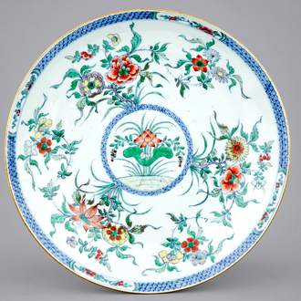 Un plat en porcelaine de Chine doucai à décor floral, Kangxi