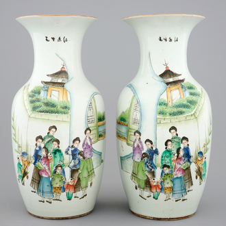 Une paire de vases en porcelaine de Chine famille rose à décor dit "Shanghai", 19/20ème