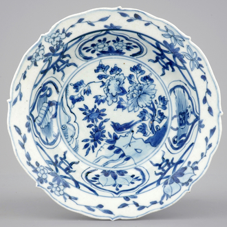 A blue and white Chinese kraak porcelain klapmuts bowl with a bird, Wanli, 1573-1619