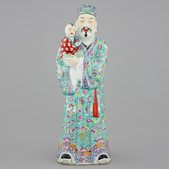 Een grote Chinese famille rose figuur van een onsterfelijke, 19/20e eeuw