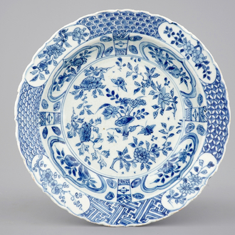 Un grand bol en porcelaine de Chine de type kraak, 17ème