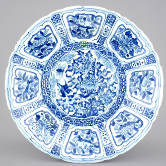 Un grand plat en porcelaine de Chine bleu et blanc de type Kraak, 17ème
