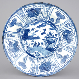 Un très grand plat en porcelaine de Chine bleu et blanc de type Kraak, 17ème