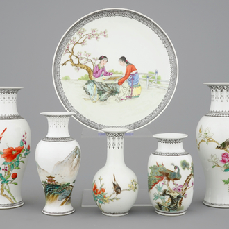 Vijf Chinese famille rose vazen en een schotel, Republiek, 20e eeuw