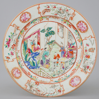 Un plat en porcelaine de Chine famille rose à décor mandarin, Qianlong, 18ème
