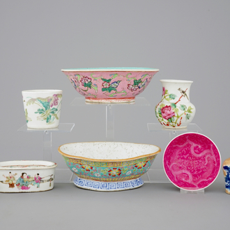 A collection of 9 various Chinese porcelain objects, famille rose and Qianjiang cai, 19/20th C.