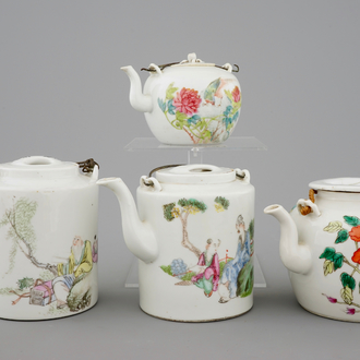 Un lot de 4 théières en porcelaine de Chine famille rose, 19/20ème