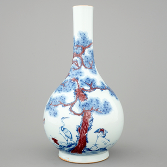 Un vase en porcelaine de Chine à décor bleu et rouge de grues, 19/20ème
