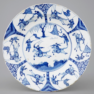 Un plat en porcelaine de Chine bleu et blanc aux guerriers à cheval, Kangxi