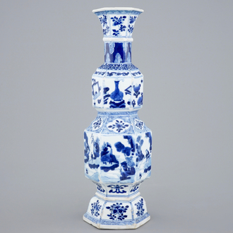 Un vase en porcelaine de Chine bleu et blanc de forme hexagonale, Kangxi