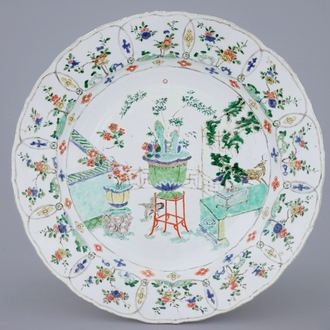 Un grand plat en porcelaine de Chine famille verte à décor d'un jardin fleuri, Kangxi