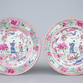 Een paar Chinese famille rose borden met phoenixen, Yongzheng/Qianlong, 18e eeuw