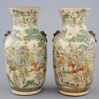 Une paire de vases en porcelaine de Chine famille verte sur craquelé, Nankin, 19ème