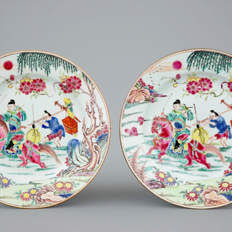 Een erg fraai paar Chinese famille rose borden met personages, Yongzheng, 1723-1735