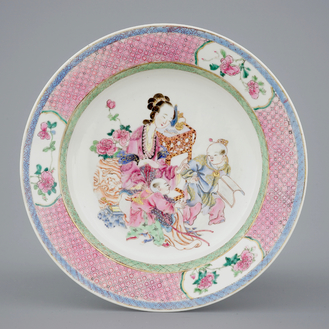 Une assiette en porcelaine de Chine famille rose coquille d'oeuf, Yongzheng, 1723-1735