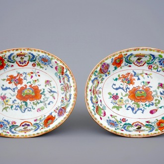 Een zeldzaam paar ovale kommen in Chinees export porselein met "Pompadour" decor, ca. 1745