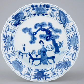 Une assiette en porcelaine de Chine bleu et blanc de style kraak, époque Kangxi