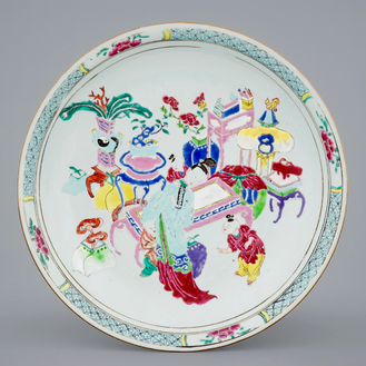 Un beau plat en porcelaine de Chine famille rose, Yongzheng/Qianlong, 18ème