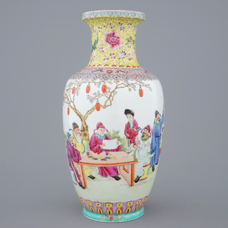 Un vase en porcelaine de Chine famille rose d'époque République, 20ème
