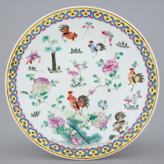 Un plat à décor de coqs en porcelaine de Chine famille rose, 18ème