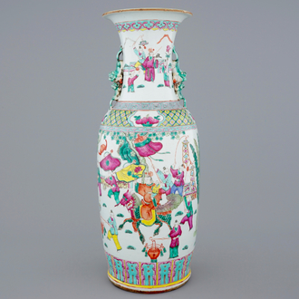 Un vase aux enfants jouants en porcelaine de Chine famille rose, 19ème