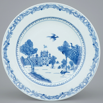 Un plat en porcelaine de Chine bleu et blanc à décor de "Burghley House", vers 1745