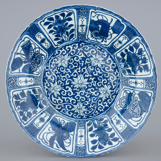 Un très grand plat en porcelaine de Chine bleu et blanc de type Kraak, Wanli, 1573-1619