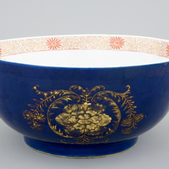 Un grand bol en porcelaine de Chine à fond bleu poudré, 18ème