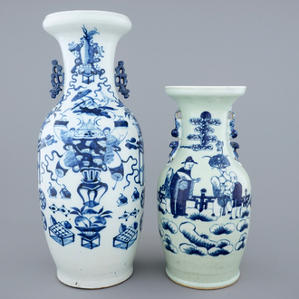 Twee Chinese vazen in blauw-wit op celadon fond, 19e eeuw