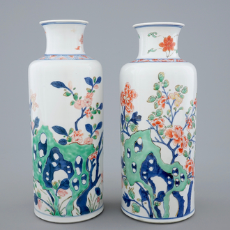 Une paire de vases en porcelaine de Chine famille verte de type rolwagen, Kangxi